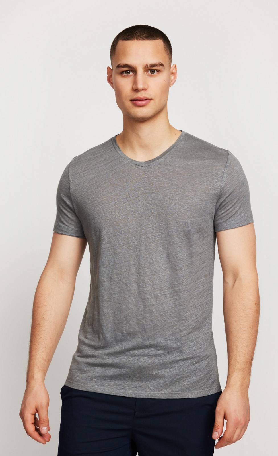 Kiefermann Flynn Leinen V-Ausschnitt-T-Shirt Nur noch ein Tag übrig