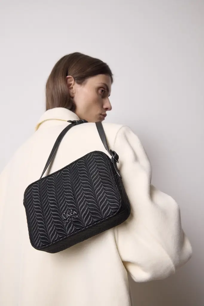 Lala Berlin Crossbody Magna canvas embroidery black Tägliche Deals