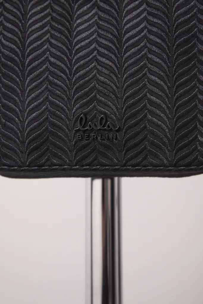 Lala Berlin Crossbody Magna canvas embroidery black Tägliche Deals
