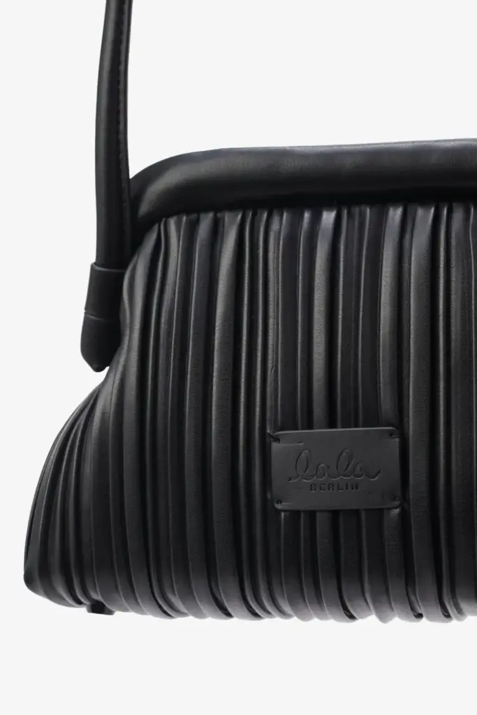 Lala Berlin Crossbody Clutch Maude vegan leather plisse black Nur noch ein Tag übrig