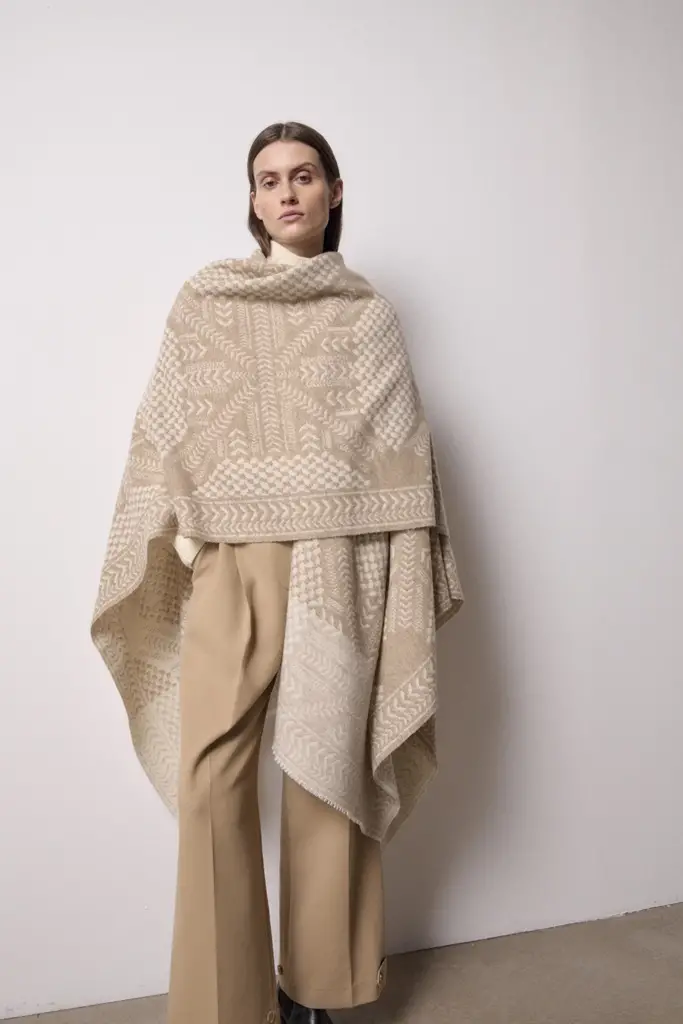 Lala Berlin Poncho Pineo wool mix heritage star sand im Angebot