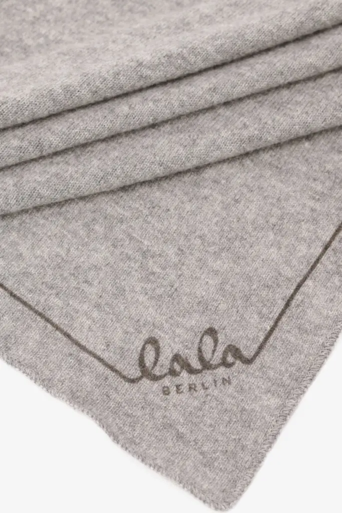 Lala Berlin Triangle Solid Logo M cashmere city middlegrey melange Kostenloser Versand international