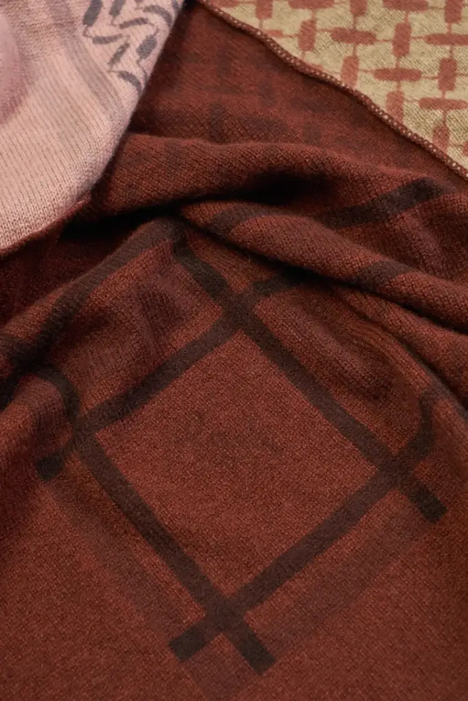 Lala Berlin Triangle Patchwork Rose cashmere brown on brick red Letzter Tag