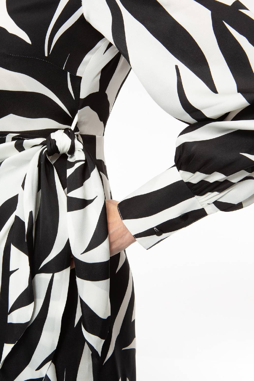 IVI GmbH PALM LEAF BLACK Kurzes Wickelkleid aus Seide Muttertagsangebot