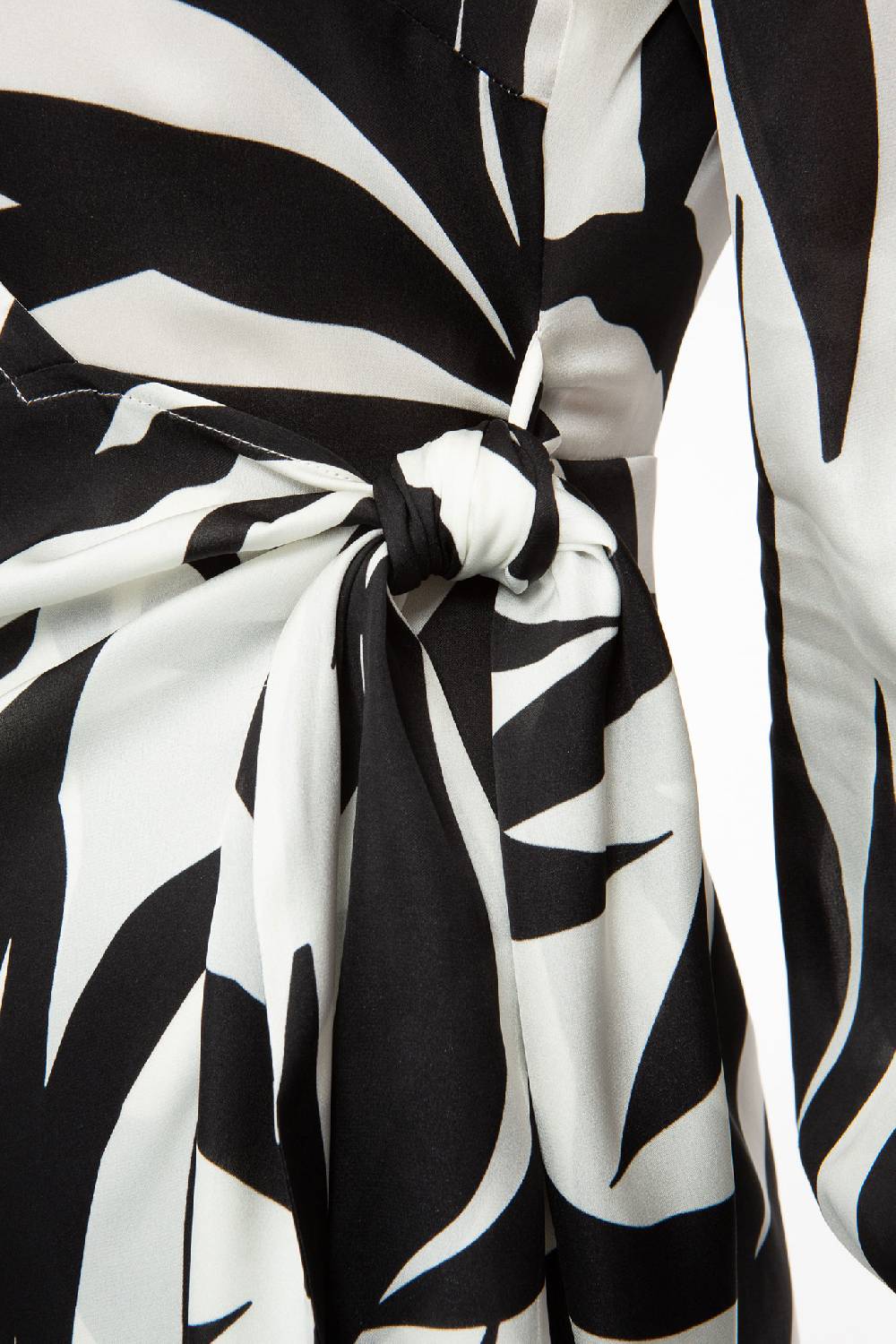 IVI GmbH PALM LEAF BLACK Kurzes Wickelkleid aus Seide Muttertagsangebot