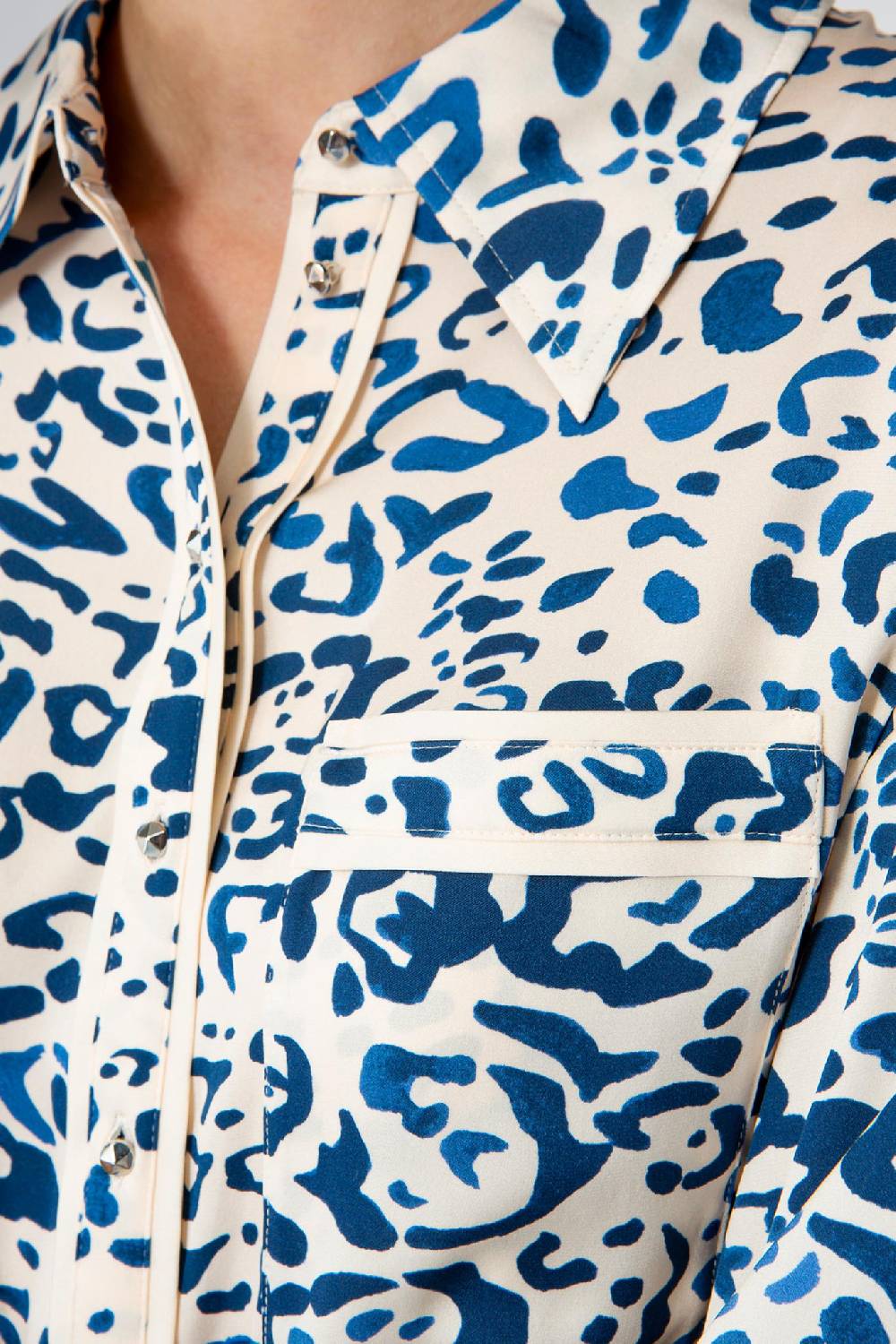 IVI GmbH BLUE LEO Hemdbluse aus Seide Bis zu 50% Rabatt