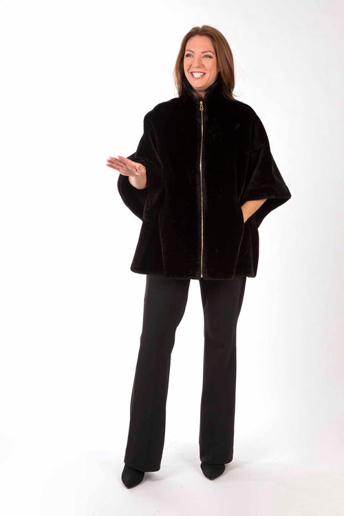 Petite M. Cape zum Wenden in Lammfell Imitat Schwarz Fabrik Onlineshop