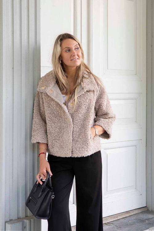 Petite M. Teddyfell Kurze Jacke in Beige Letzter Tag