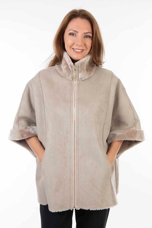 Petite M. Cape zum Wenden in Kunstlammfell Zeitbegrenzte Promotion