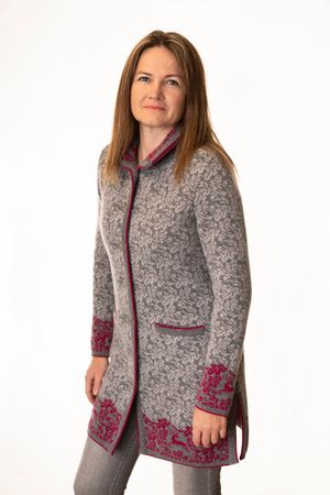 Pezzo D'oro Pezzo D&#039;oro Damenstrickmantel,Grautöne mit dunkelpinken Akzenten, nachhaltig produziert,made in Bayern, Merinowolle Preisnachlass