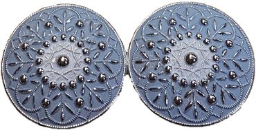 Pezzo D'oro Dirndl Schürzenschließe Metall, farbig coloriert ,2x runde Form 2-teilig. filigrane Form Letzte 3 Tage
