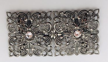 Pezzo D'oro Dirndlspangerl, Schürzenschließe, Swarovskisteine, altsilber Nur noch ein Tag übrig