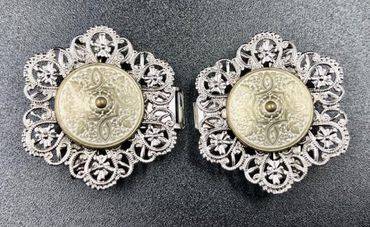Pezzo D'oro Schürzenschließe, Dirndlschließe, altsilber mit altgold/weiß Jubiläumsangebot