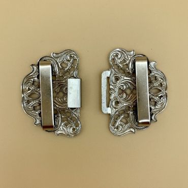Pezzo D'oro Trachten Schürzenschließe, Ornamente oval,altsilber 2 tlg Räumungsverkauf