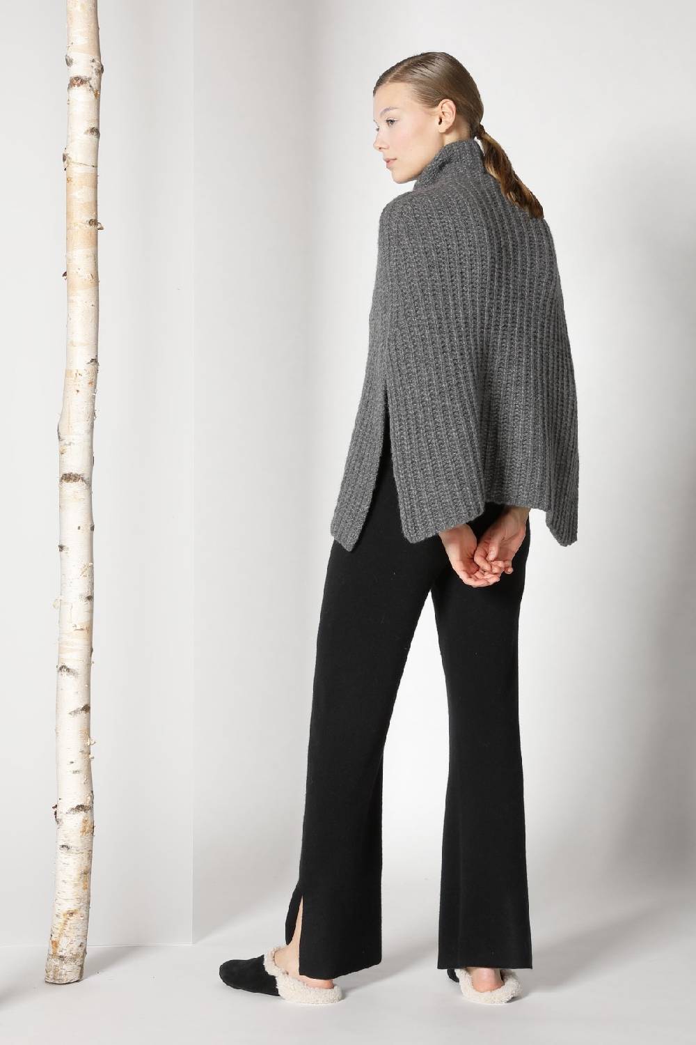 Sminfinity fluffy ribbed turtleneck cape + pure slitted pants Auslauf