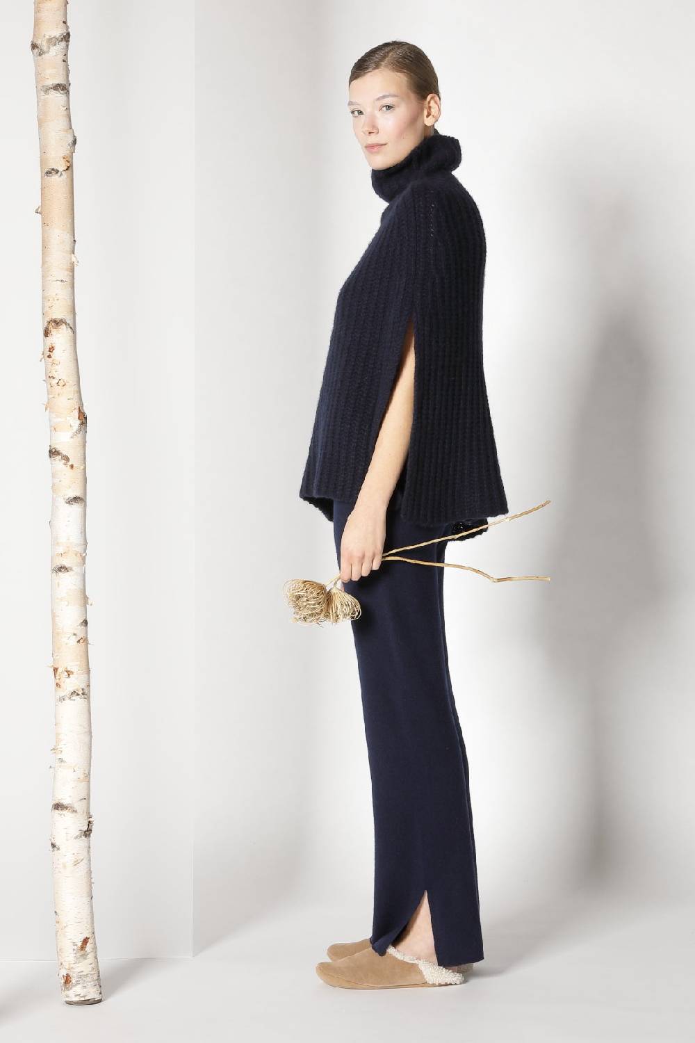 Sminfinity fluffy ribbed turtleneck cape + pure slitted pants im Angebot