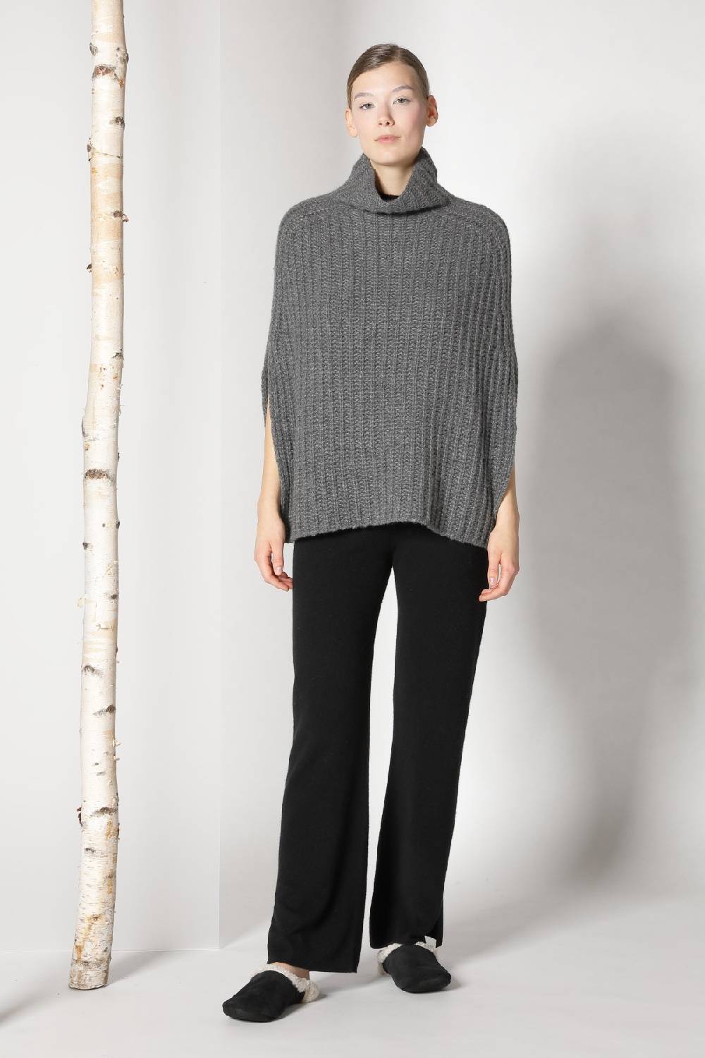 Sminfinity fluffy ribbed turtleneck cape + pure slitted pants im Angebot