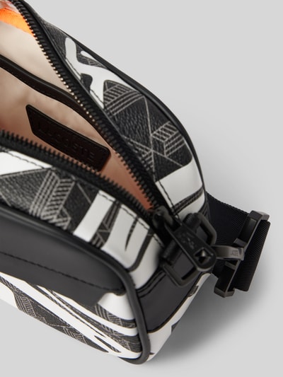 Peek & Cloppenburg LacosteUmhängetasche mit Label-Prägung in black 50% Rabatt mit kostenlosem Versand
